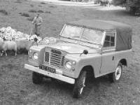 Издигат паметник на Land Rover