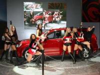 Dodge Journey, черна кожа и красиви жени на изложението в Москва