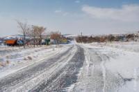 Пътищата са  мокри и заснежени