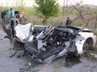 Автомобил се разцепи на две. Шофьорът загива на място