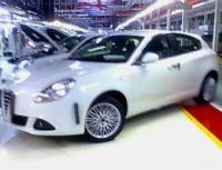 Папараци "заковаха" Alfa Romeo Milano