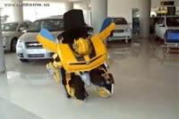 Човек се превръща в Chevrolet Camaro. Видео