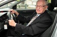 100-годишен шофьор си купи автомобил. Видео