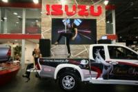 Isuzu върви с еротика и пилон