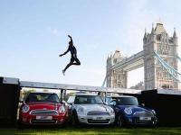 Шампион по дълъг скок прескочи три MINI Cooper London