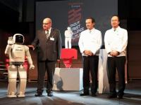 ASIMO помага за годишнината на Honda Europe