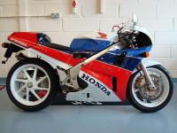 Легендарна Honda VFR750R обявена за продажба