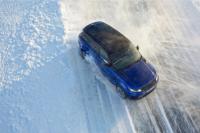 JAGUAR LAND ROVER открива академия за шофиране върху лед