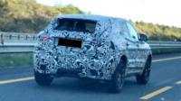 Хванаха Jaguar E-Pace по време на тестове във Франция