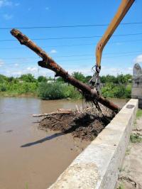 Водите на Янтра заталачиха с дървета по 7-8 метра моста на пътя Горна Оряховица – Първомайци