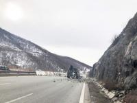 Срутище затруднява движението по пътя Кричим-Девин