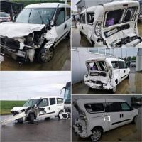 Колата на Устата е била ударена от автобус. Рапърът е добре
