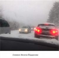Край Банско е снежен ад, пътят към София е невъзможен