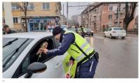 Полицаи подариха цветя на дамите зад волана