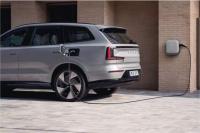 Електрическото Volvo EX90 2026 зарежда още по-бързо и е по-безопасно