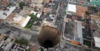 Агата отвори гигантска дупка на шосе в Гватемала. Видео