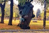 Автомобил  застана на една гума в старозагорски парк