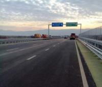Движението по АМ "Тракия" от км 302 до км 303, в посока Бургас се осъществява в изпреварващата лента