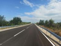 Движението при км 146 на АМ "Струма" в посока София се осъществява с повишено внимание