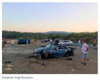 На косъм от смъртта:  луксозен автомобил помете паркираната на плаж кола